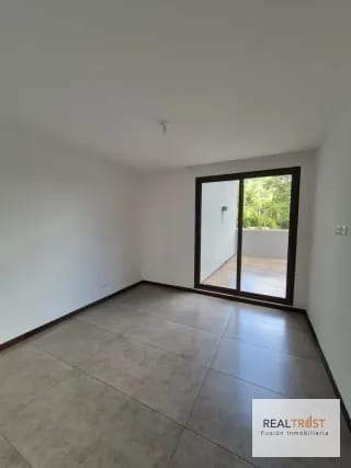 En Renta Precioso Apartamento con Terraza, San Lázaro Zona 15 — Apartamento en Alquiler en San Lázaro, Zona 15, Guatemala, Ciudad — miniatura 3 de 12