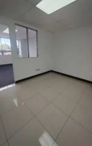🏢 Oficina en Renta – Zona 13, Avenida Hincapié ¡Amplia, funcional y lista para usar! 📍 — Oficina en Alquiler en Zona 13, Guatemala, Ciudad — miniatura 4 de 7