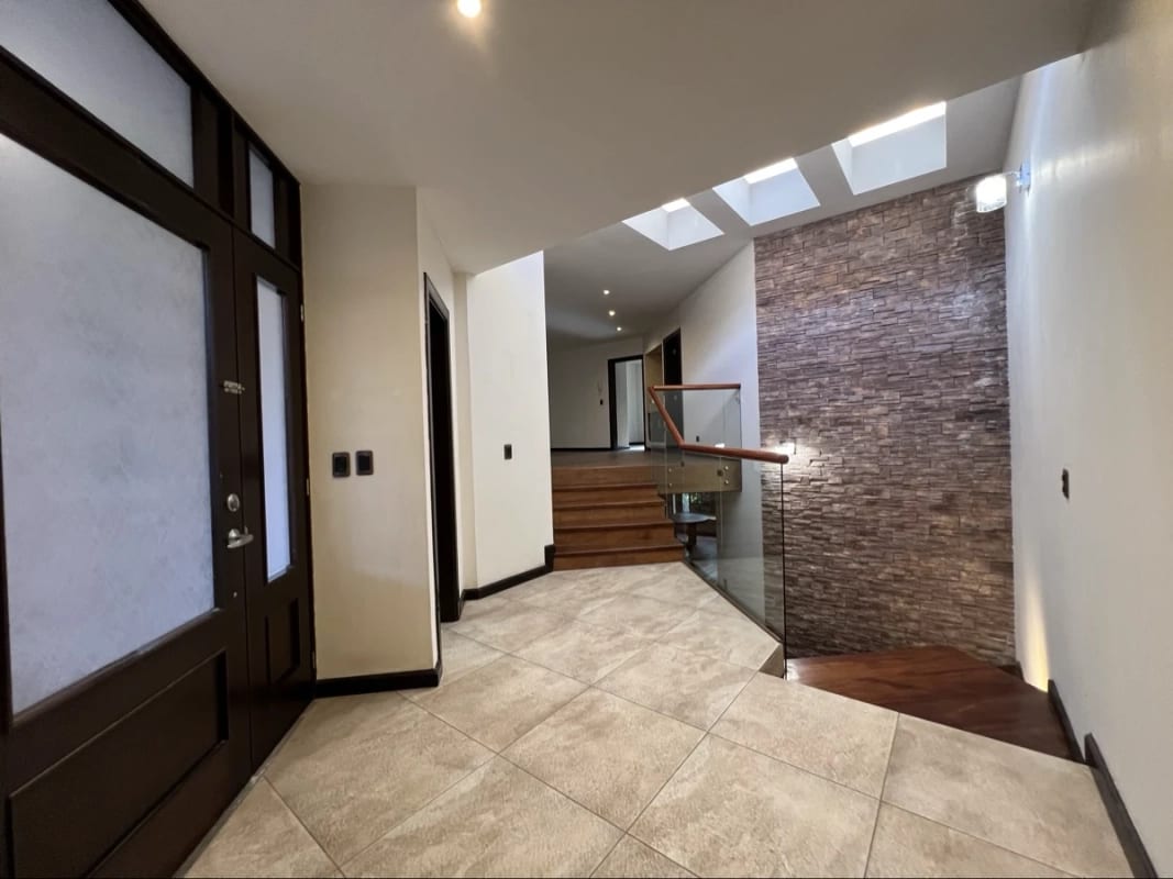 Venta de hermosa casa en condominio | El Prado Zona 10 — Casa en Venta en El Prado, Zona 10, Guatemala, Ciudad — foto 9 de 17