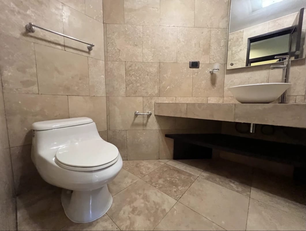 Venta de hermosa casa en condominio | El Prado Zona 10 — Casa en Venta en El Prado, Zona 10, Guatemala, Ciudad — foto 3 de 17