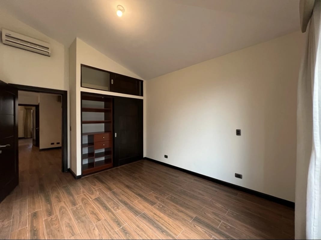 Venta de hermosa casa en condominio | El Prado Zona 10 — Casa en Venta en El Prado, Zona 10, Guatemala, Ciudad — foto 2 de 17