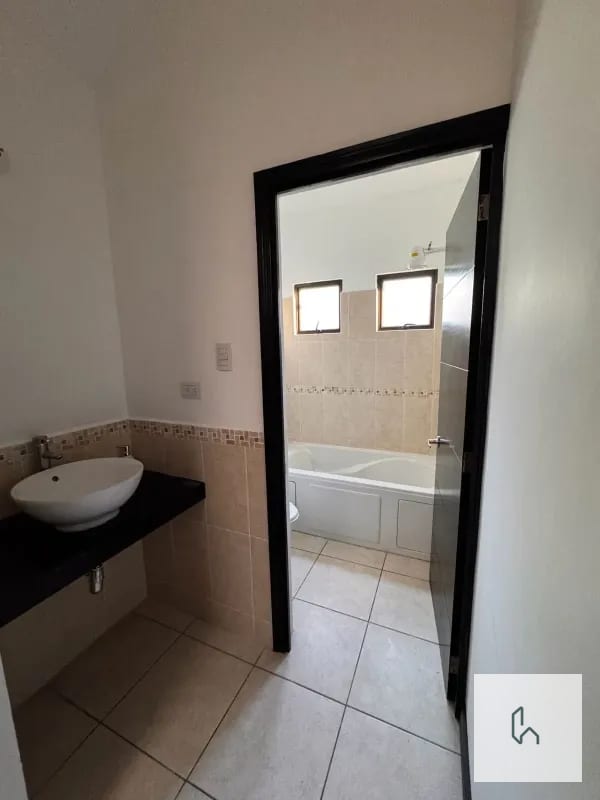 Venta de Amplia Casa en Vistas de San Isidro Z.16 — Casa en Venta en Vistas de San Isidro, Zona 16, Guatemala, Ciudad — foto 8 de 11