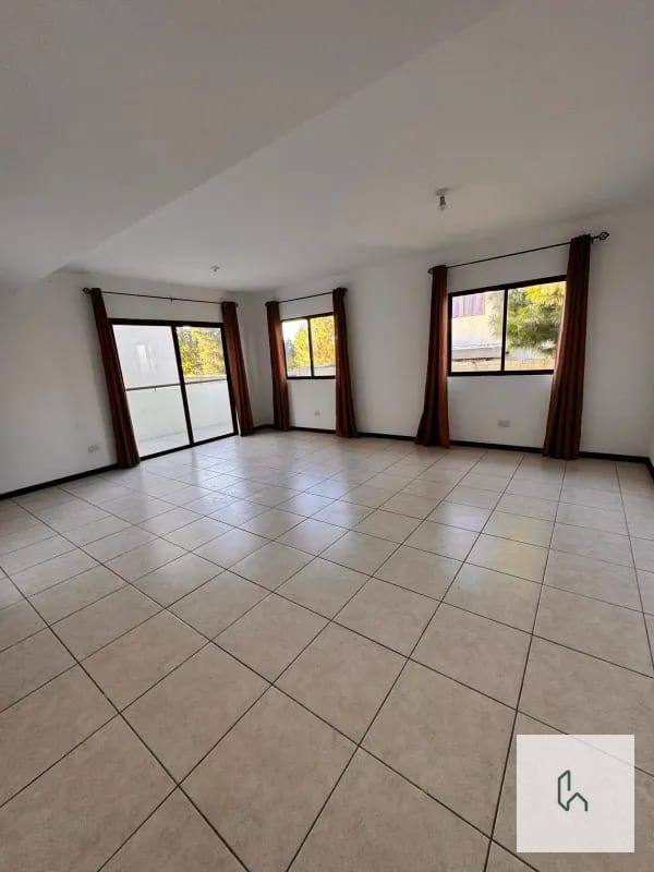 Venta de Amplia Casa en Vistas de San Isidro Z.16 — Casa en Venta en Vistas de San Isidro, Zona 16, Guatemala, Ciudad — foto 3 de 11