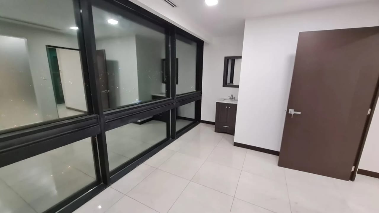 Oficinas en Renta Edificio Renovati Zona 10 — Oficina en Alquiler en Renovati, Zona 10, Guatemala, Ciudad — foto 5 de 8