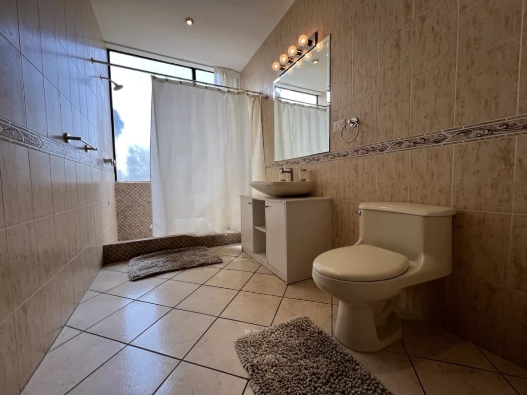Renta amplio apartamento 3 Dormitorios | Milenia Zona 10 — Apartamento en Alquiler en Milenia, Zona 10, Guatemala, Ciudad — foto 15 de 17