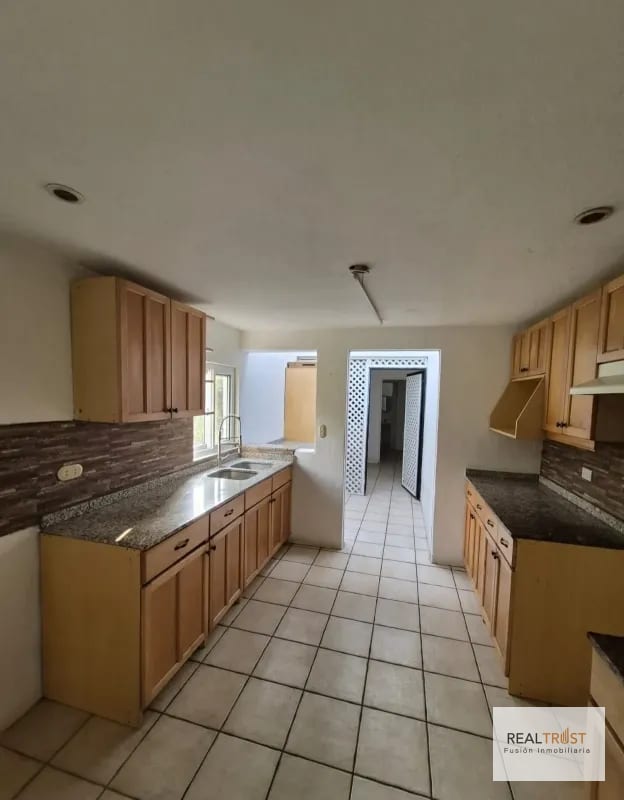 En Venta Townhouse KM 15 Carretera al Salvador, Frente a Condado Concepción — Casa en Venta en km 11-15, Carretera a El Salvador, Guatemala, Ciudad — foto 15 de 17