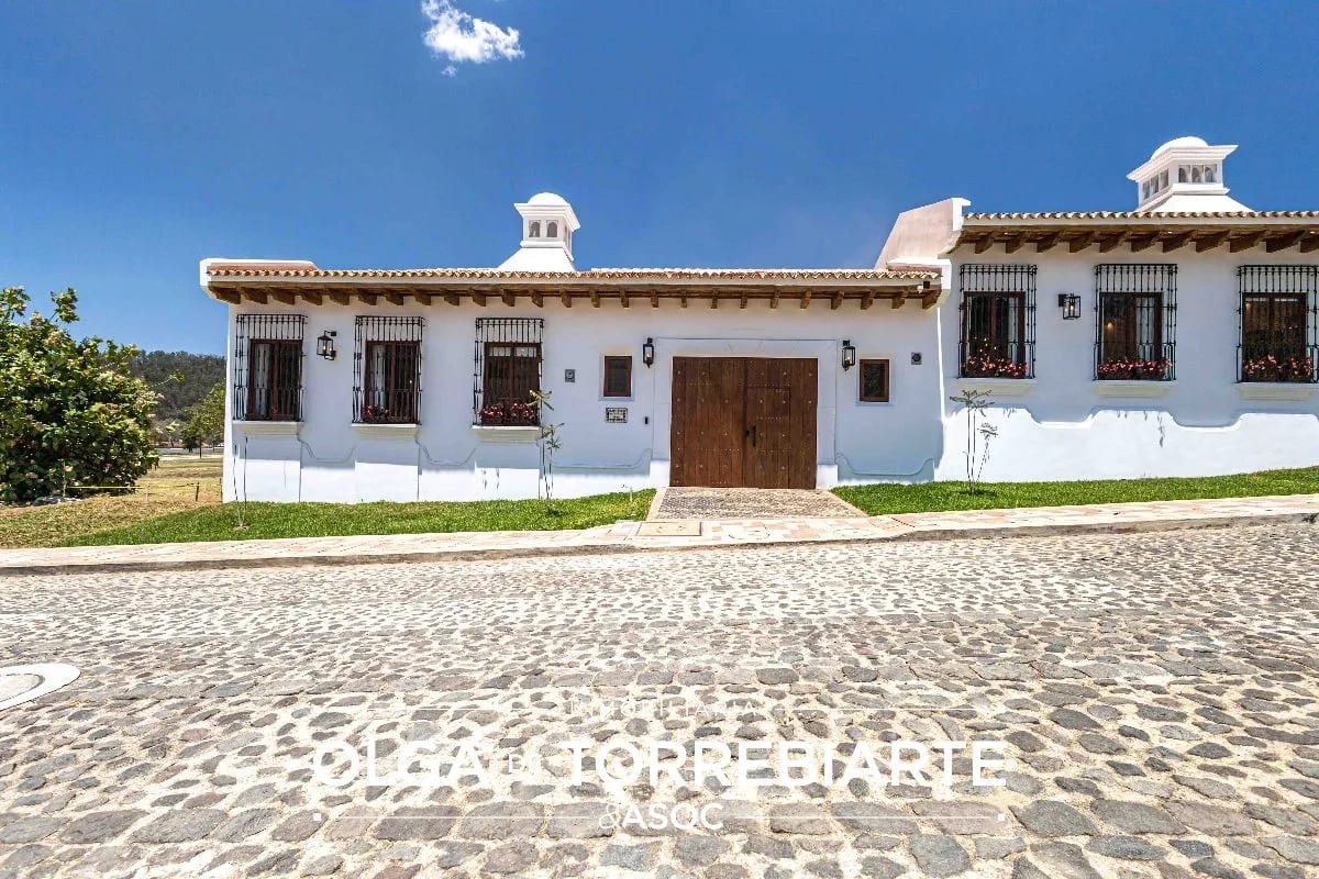 Casa amueblada en Paseo Antigua, Antigua Guatemala — Casa en Venta en Antigua, Sacatepéquez — foto 1 de 17