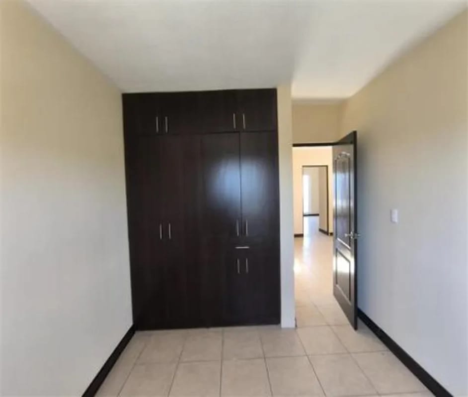 Vendo Casa la Reserva KM 26.6 Carretera a el Salvador. 4 Habitaciones. Enganche: Q.200,000 (activo Bancario). — Casa en Venta en Carretera a El Salvador, Guatemala, Ciudad — foto 2 de 4