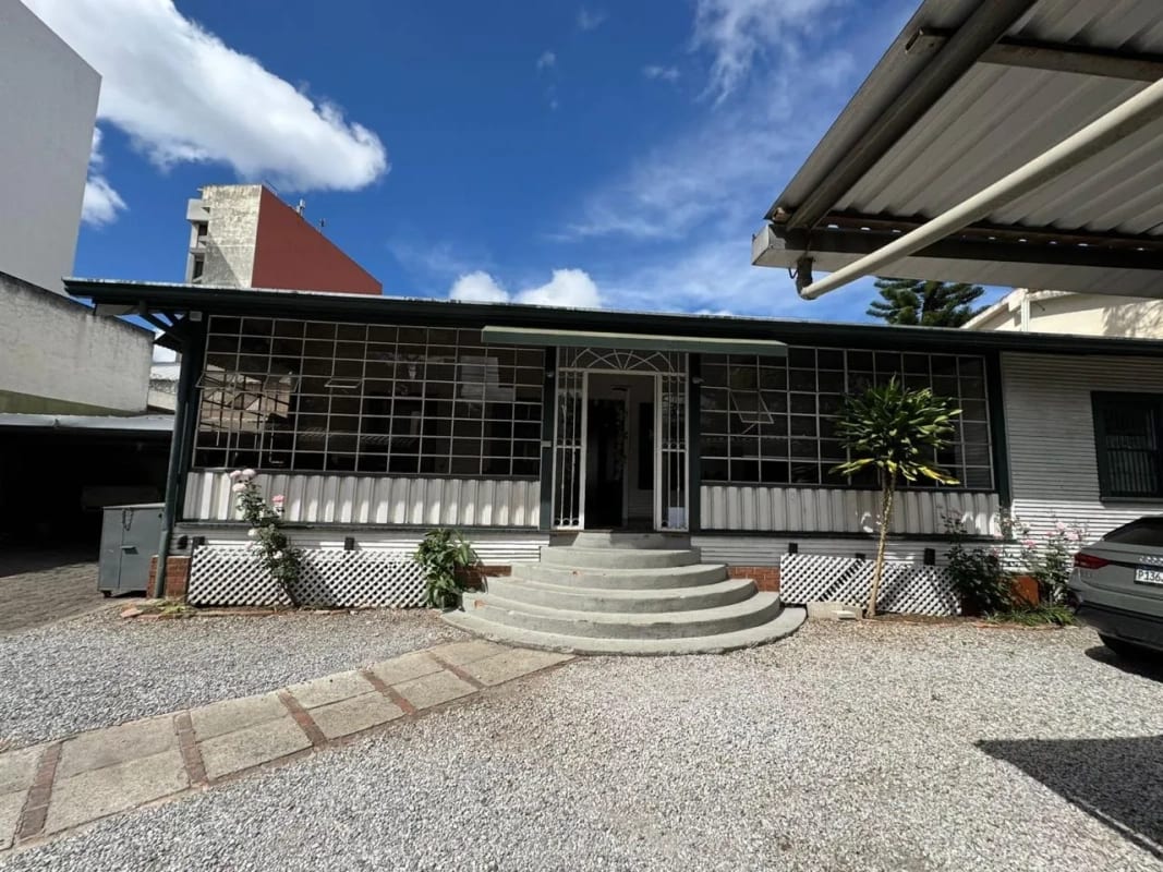 Renta Casa para oficinas zona 13 con suelo comercial — Oficina en Alquiler en Zona 13, Guatemala, Ciudad — foto 1 de 14