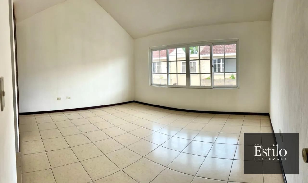 Hermosa Casa con Jardín En Venta — Casa en Venta en Carretera a El Salvador, Guatemala, Ciudad — foto 12 de 13