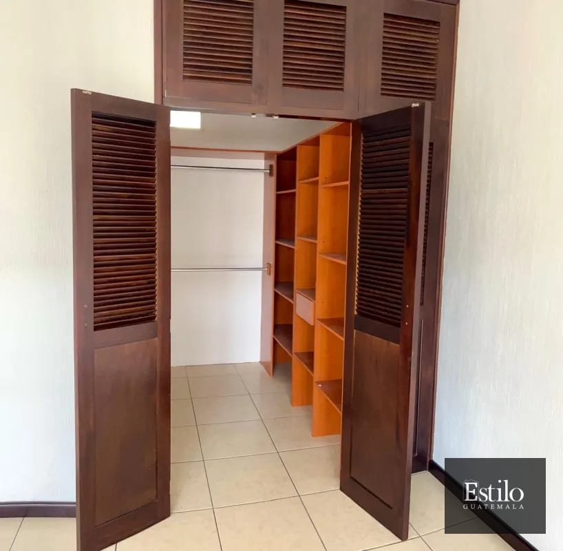Hermosa Casa con Jardín En Venta — Casa en Venta en Carretera a El Salvador, Guatemala, Ciudad — foto 10 de 13