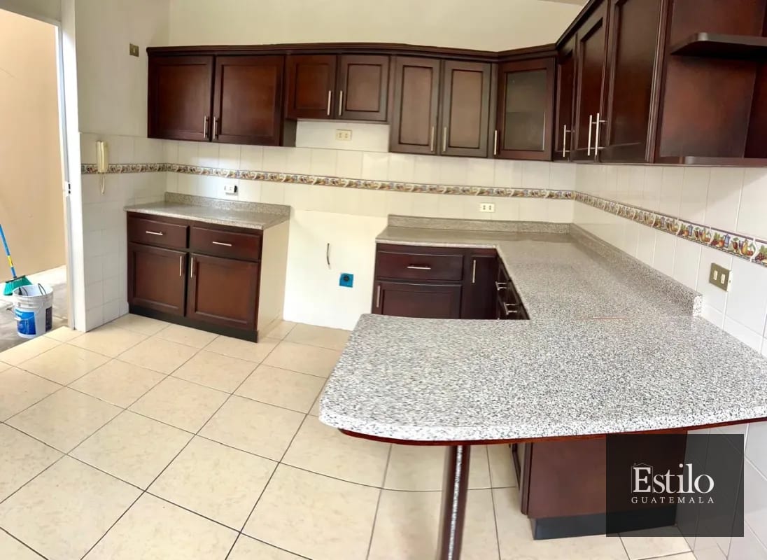 Hermosa Casa con Jardín En Venta — Casa en Venta en Carretera a El Salvador, Guatemala, Ciudad — foto 5 de 13