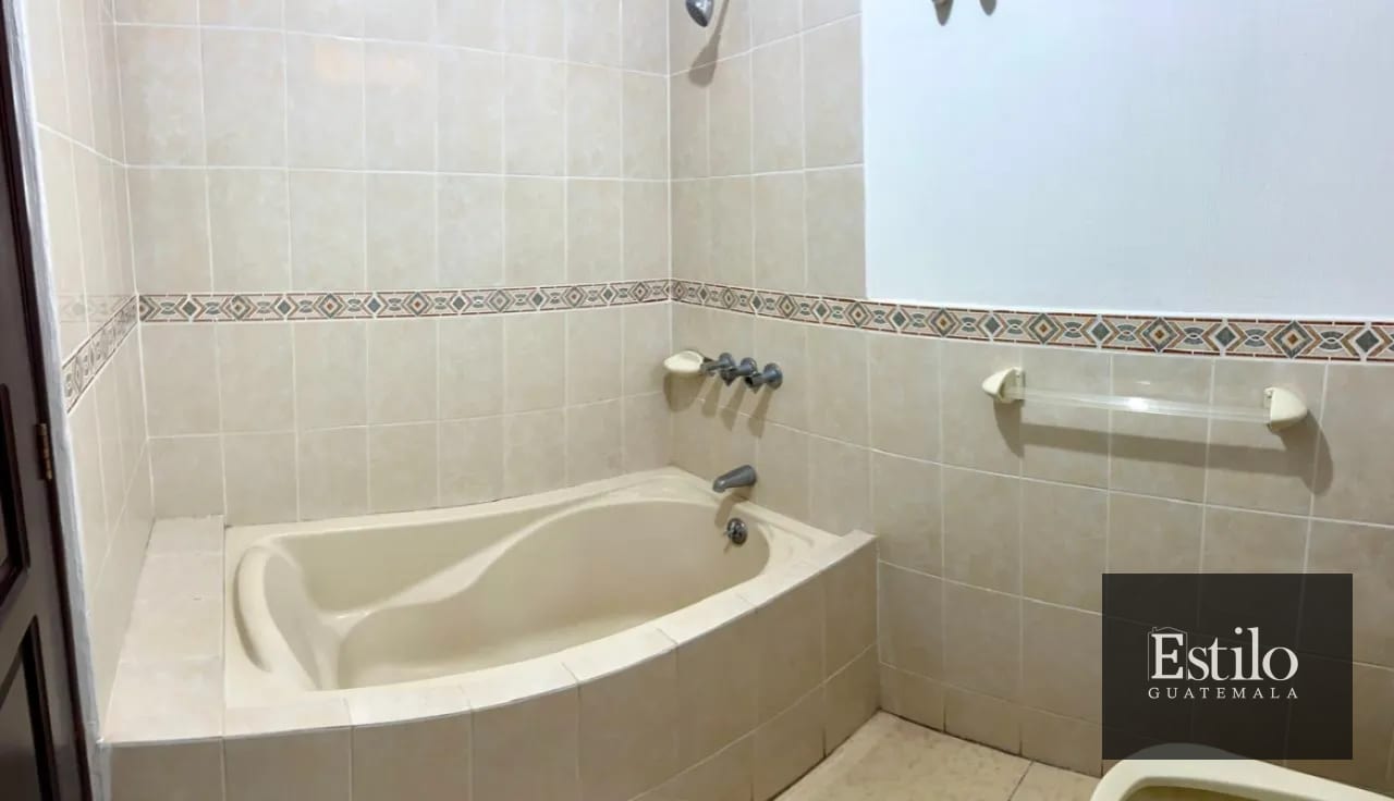 Hermosa Casa con Jardín En Venta — Casa en Venta en Carretera a El Salvador, Guatemala, Ciudad — foto 2 de 13