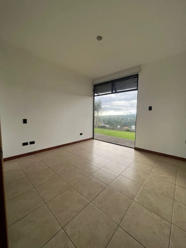 Vendo Linda Casa en la Foresta KM.20.5 Carr a Fraijanes (copia) — Casa en Venta en La Foresta, Carretera a El Salvador, Guatemala, Ciudad — foto 9 de 11